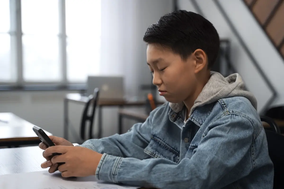วิกฤตการศึกษา! สมาร์ตโฟน-AI ทำทักษะการอ่านเด็กดิ่งสุดในรอบ 25 ปี