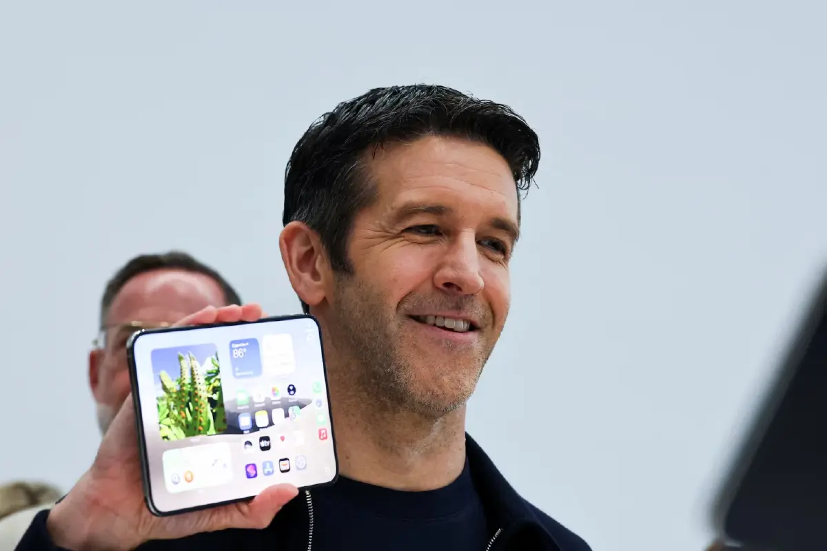 Apple ร่วมสงครามจอพับ เปิดตัว iPhone Duo ราคา 1,999 ดอลลาร์