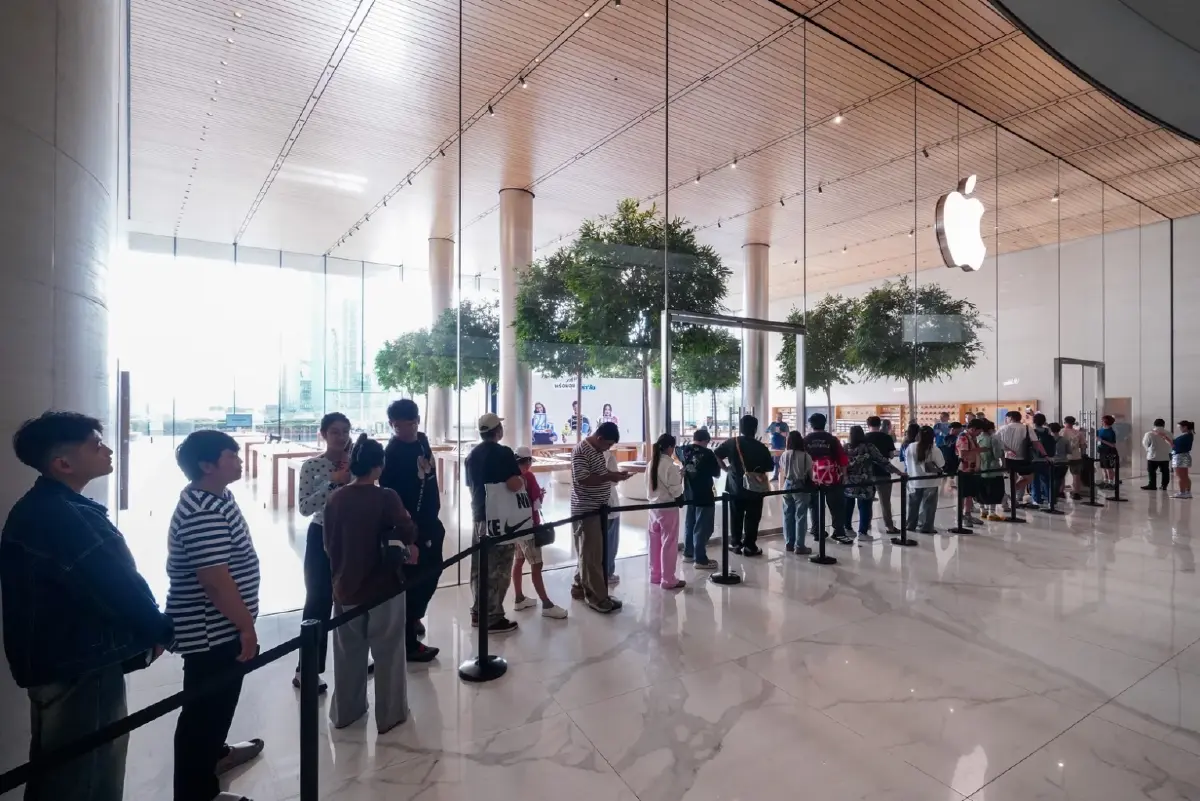 Apple Store ICONSIAM คึกคัก ลูกค้าต่อคิวรับ iPhone 18 วันแรก