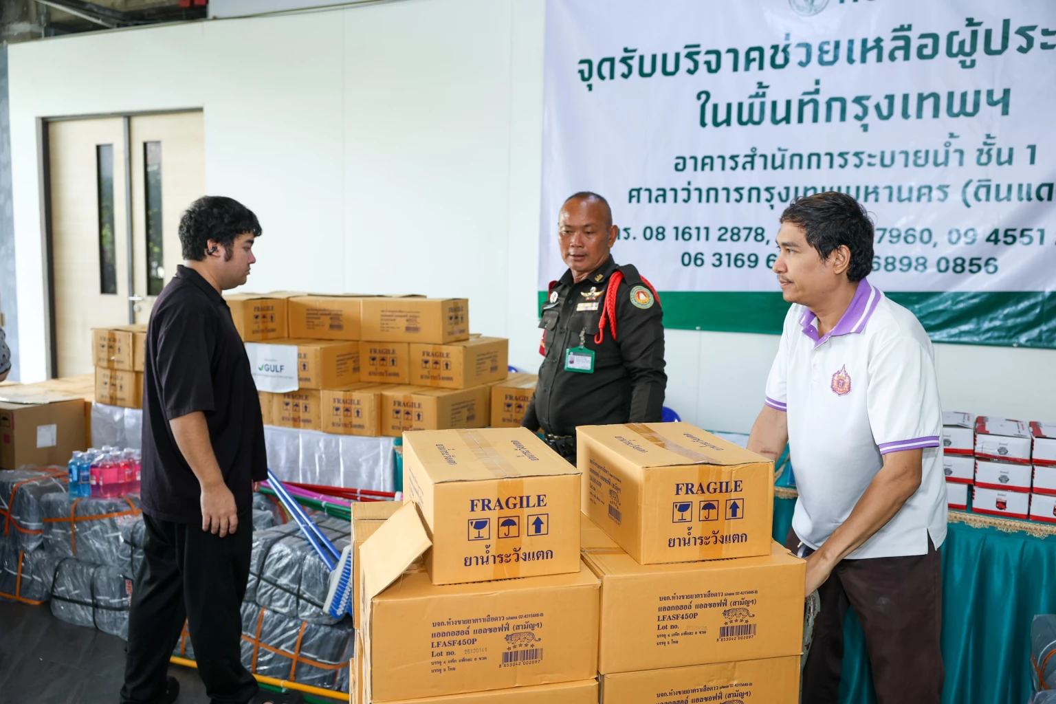 GULF สานต่อ 'GULF Care' มอบอุปกรณ์และยาสามัญ 1 ล้านบาท ฟื้นฟูบ้านเรือนหลังน้ำท่วม กทม.