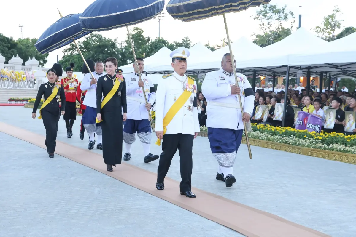 ในหลวง-พระราชินี เสด็จฯ ทรงวางพวงมาลา ถวายราชสักการะ เนื่องในวันนวมินทรมหาราช