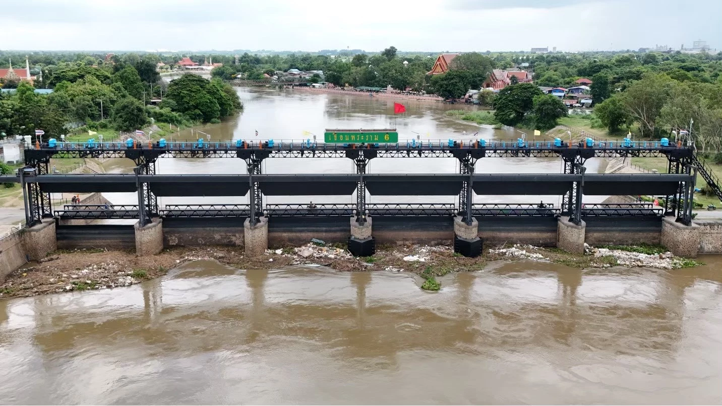 น้ำป่าสักเริ่มคลี่คลาย! กรมชลฯ ลดระบาย 2 เขื่อน บรรเทาน้ำท่วมท้ายเขื่อน–ลดน้ำสมทบเจ้าพระยา