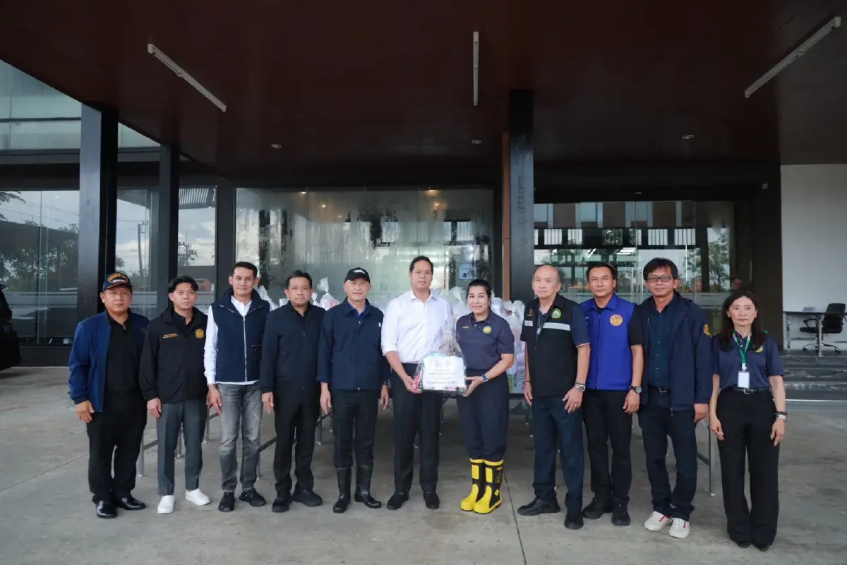 “สรรเพชญ” ลุยส่งต่อถุงยังชีพ 500 ชุด ช่วยน้ำท่วมธัญบุรี