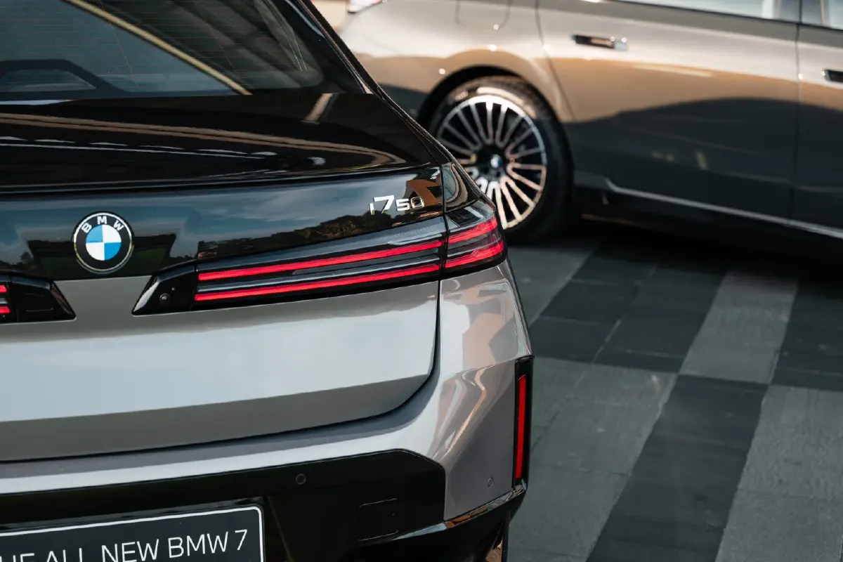 BMW เปิด i7 ใหม่ 6.999 ล้าน แบตอึดวิ่งไกลสุด 727 กม.ต่อชาร์จ