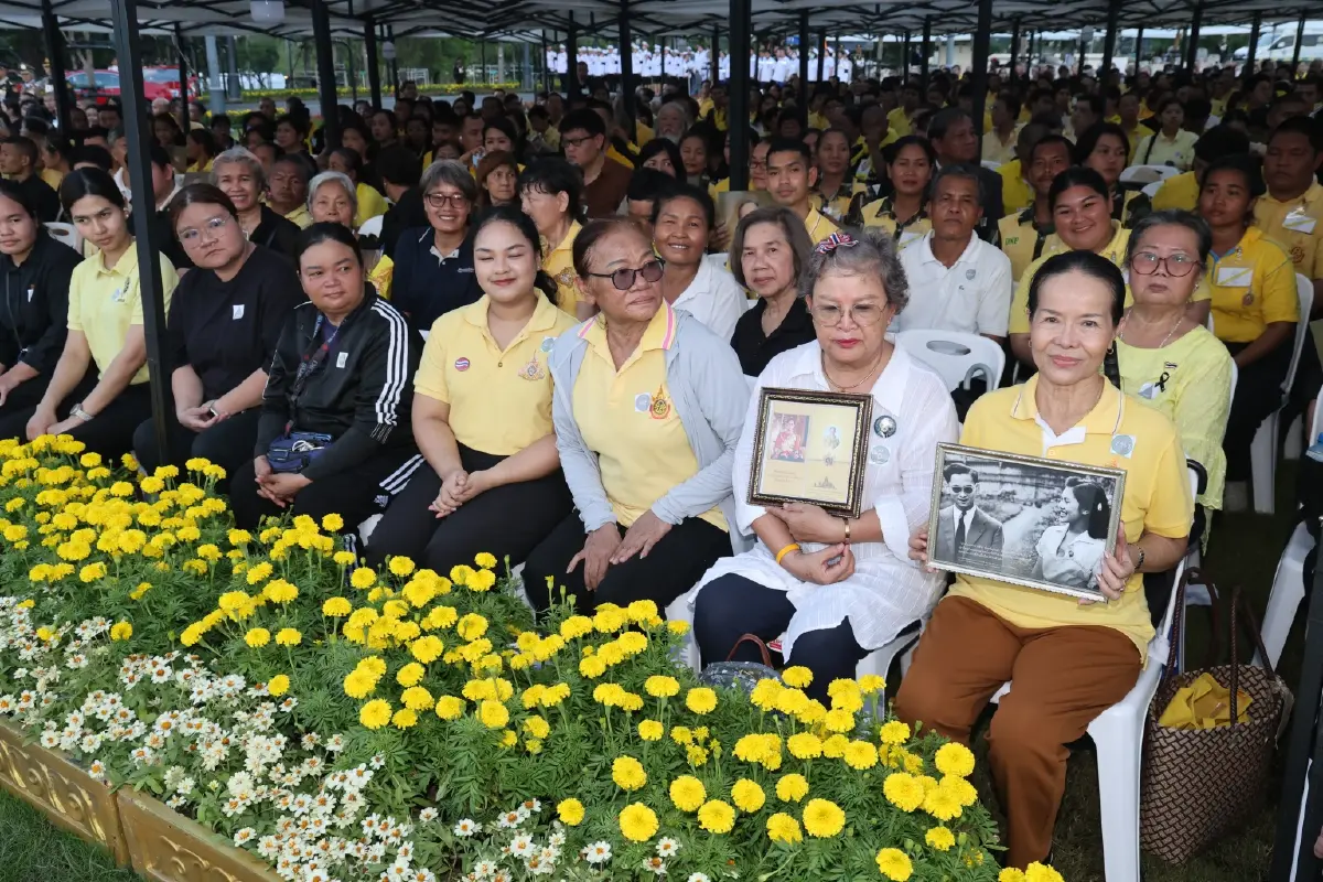 ในหลวง-พระราชินี เสด็จฯ ทรงวางพวงมาลา ถวายราชสักการะ เนื่องในวันนวมินทรมหาราช