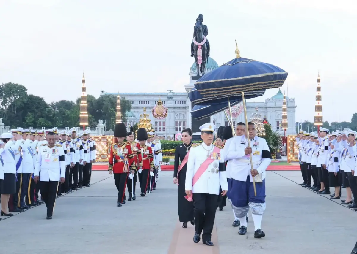 ในหลวง–พระราชินี ทรงวางพวงมาลาถวายราชสักการะวันปิยมหาราช