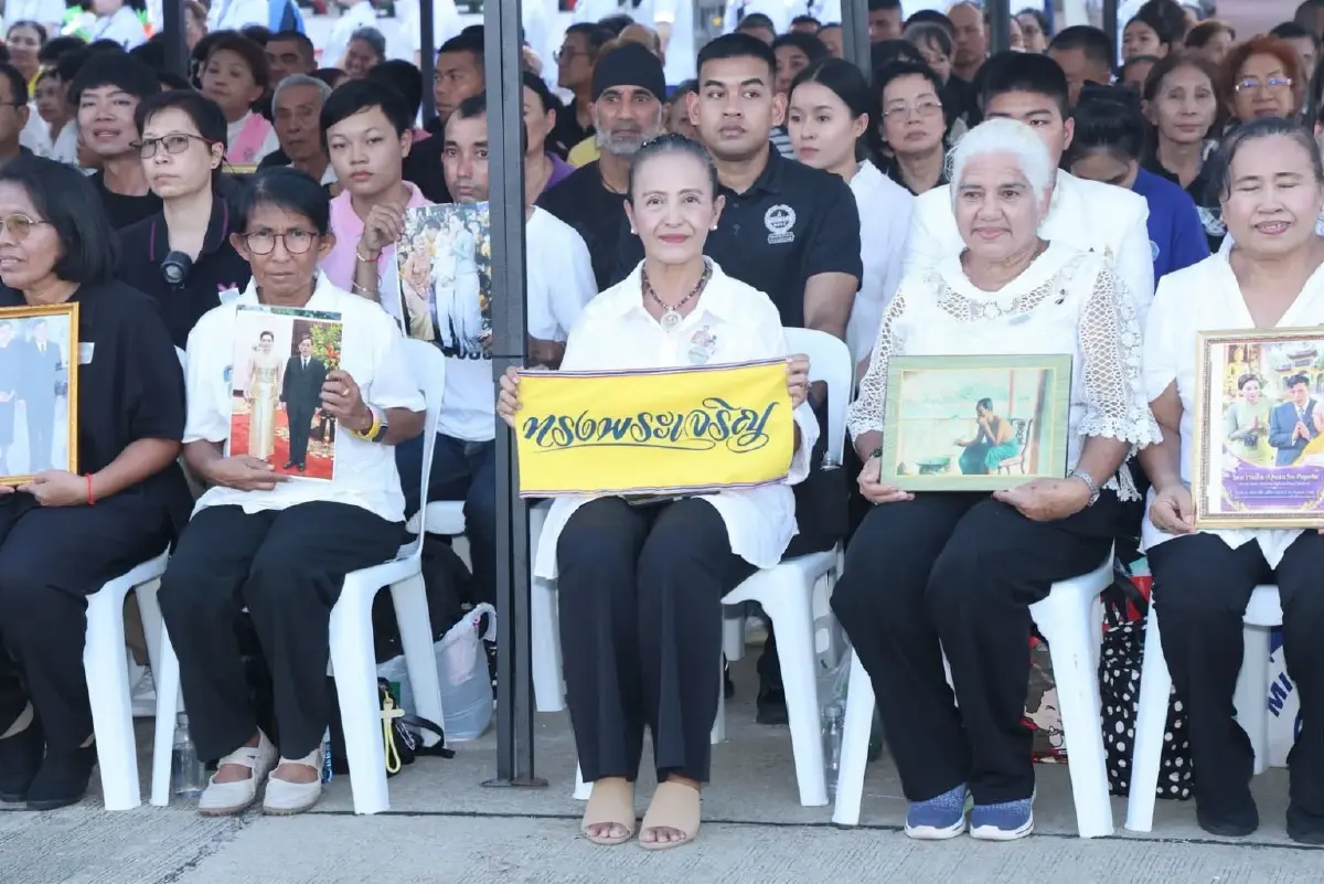 ในหลวง–พระราชินี ทรงวางพวงมาลาถวายราชสักการะวันปิยมหาราช