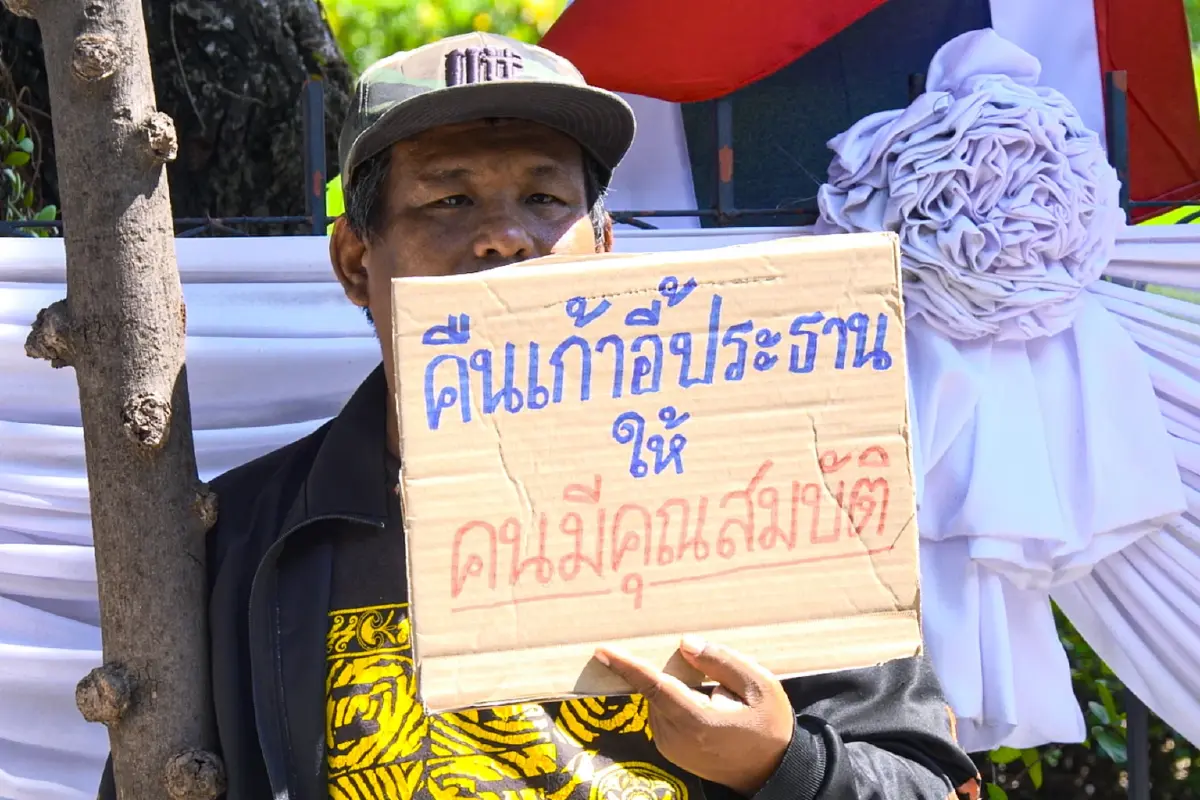 กสทช. เดือด! วันครบรอบ 15 ปี มวลชนชูป้ายไล่ “หมอสรณ” ปมเก้าอี้ประธานร้อน