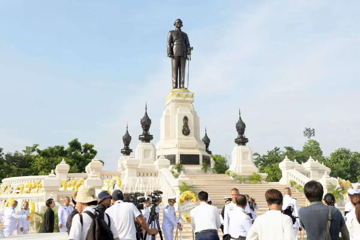 “อนุทิน” นำทีมคณะรัฐมนตรีวางพวงมาลา เนื่องในวันนวมินทรมหาราช 13 ต.ค.