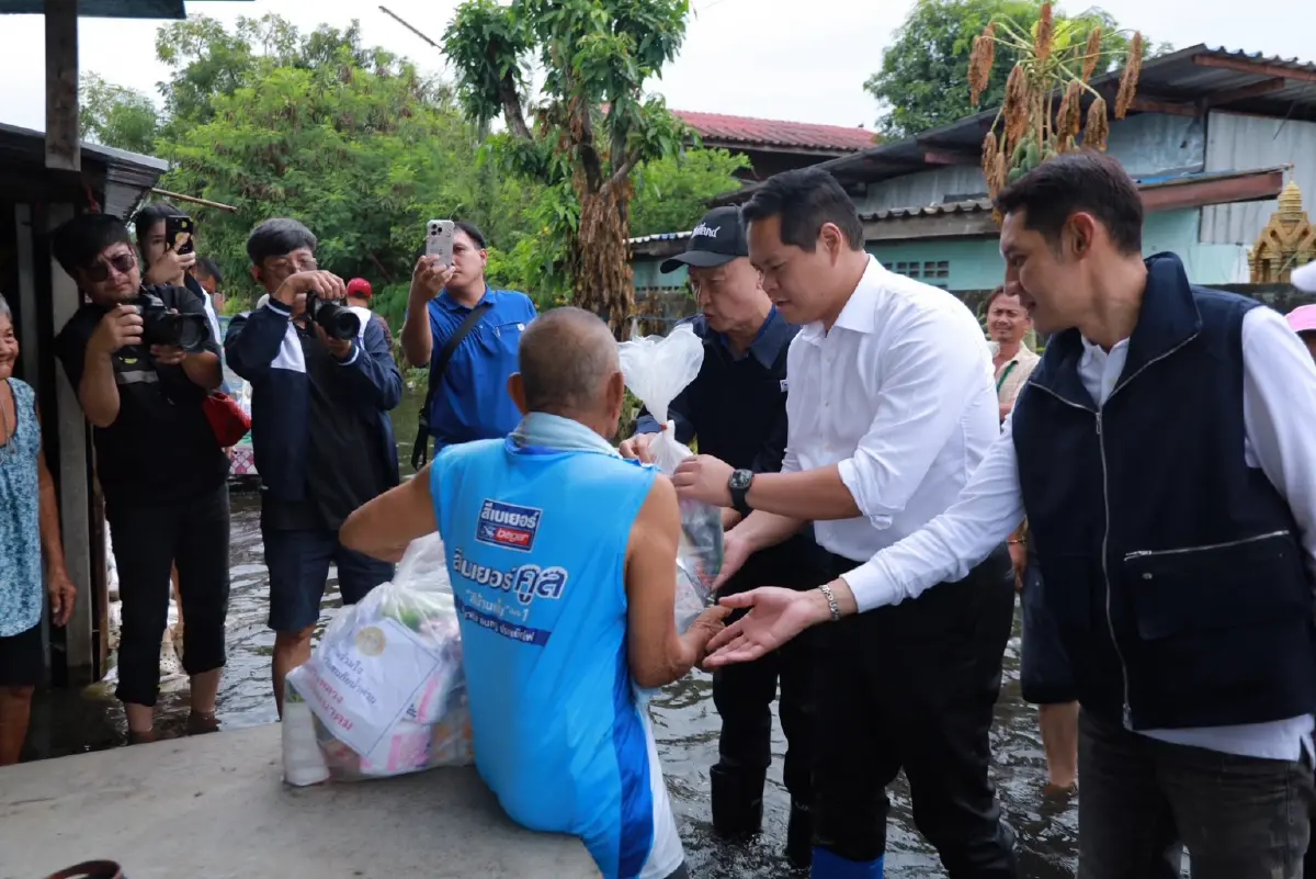 “สรรเพชญ” ลุยส่งต่อถุงยังชีพ 500 ชุด ช่วยน้ำท่วมธัญบุรี