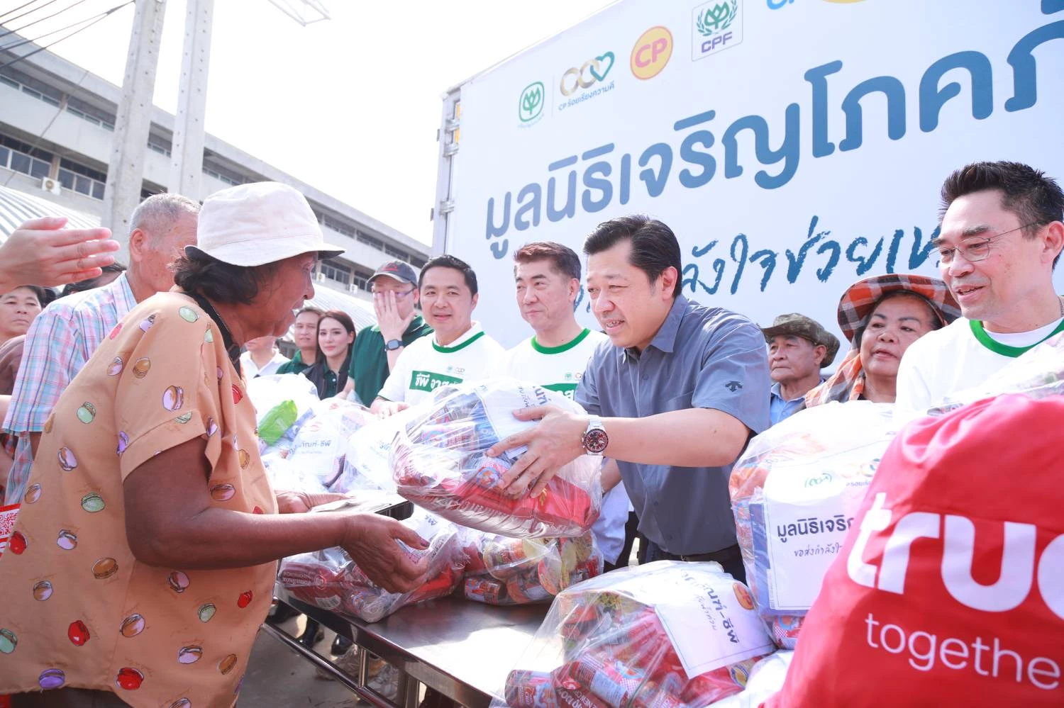 “ทรูเพื่อคนไทย” พร้อมเคียงข้างในยามวิกฤต รวมพลังผู้บริหารและพนักงาน