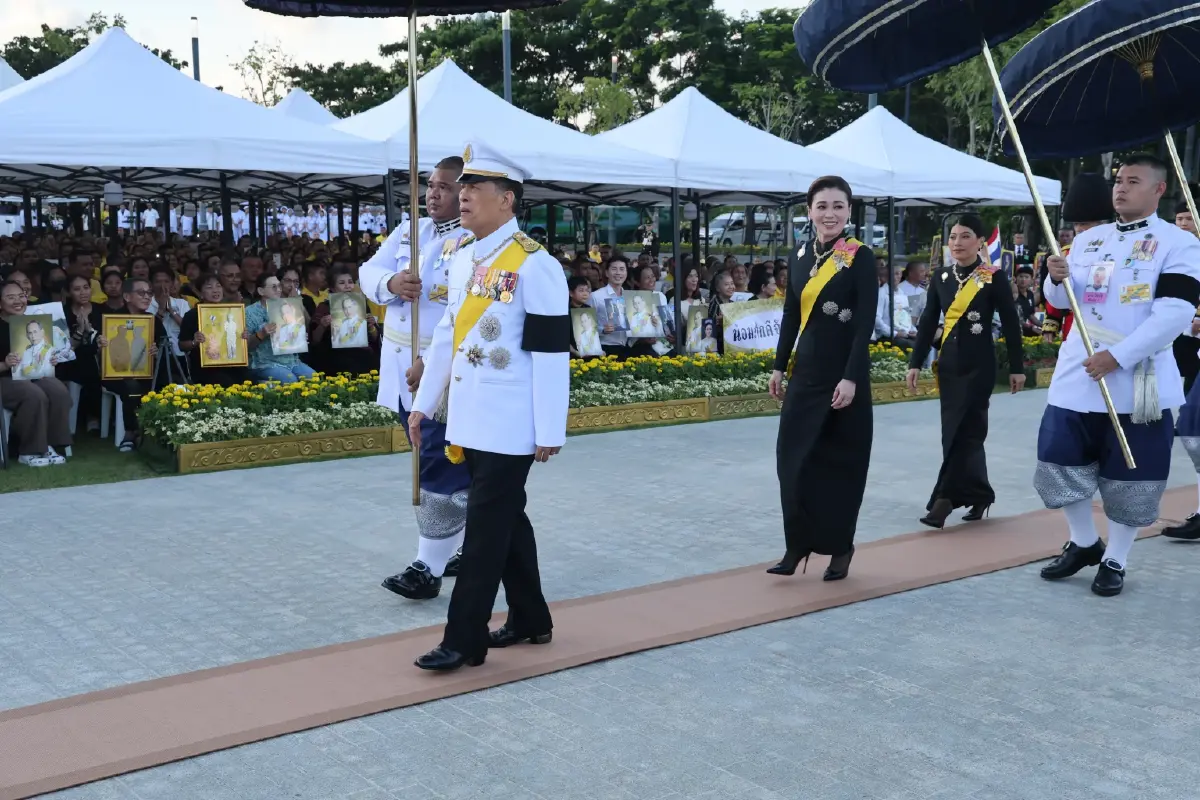 ในหลวง-พระราชินี เสด็จฯ ทรงวางพวงมาลา ถวายราชสักการะ เนื่องในวันนวมินทรมหาราช