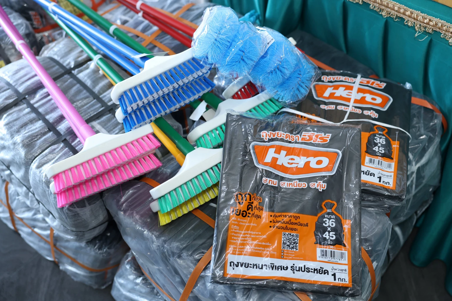 GULF สานต่อ 'GULF Care' มอบอุปกรณ์และยาสามัญ 1 ล้านบาท ฟื้นฟูบ้านเรือนหลังน้ำท่วม กทม.
