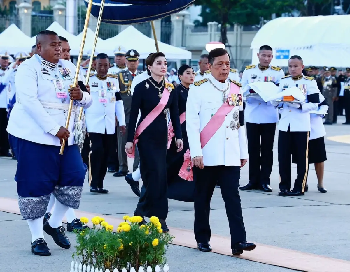 ในหลวง–พระราชินี ทรงวางพวงมาลาถวายราชสักการะวันปิยมหาราช