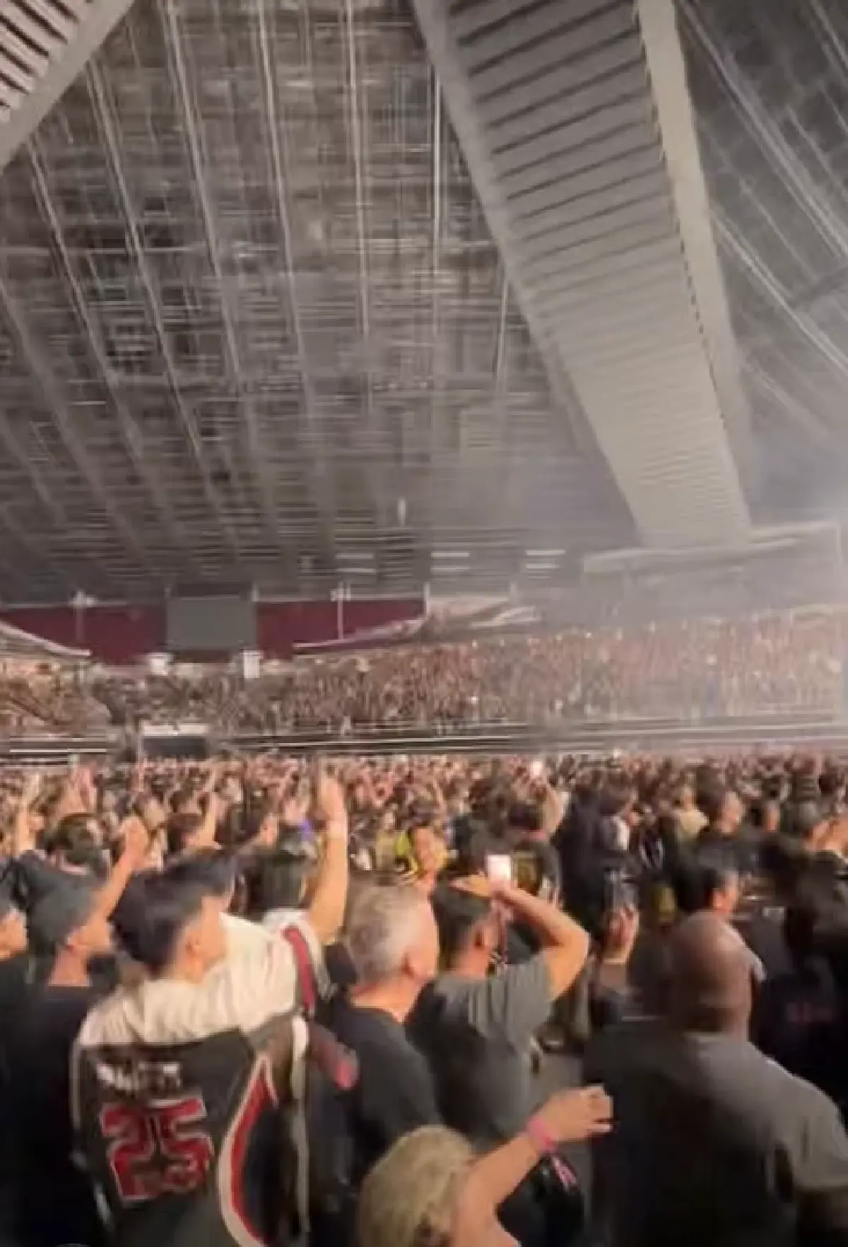 เนเน่ รอยัล แจม Avenged Sevenfold โซโล่กีตาร์ไฟลุกในสิงคโปร์