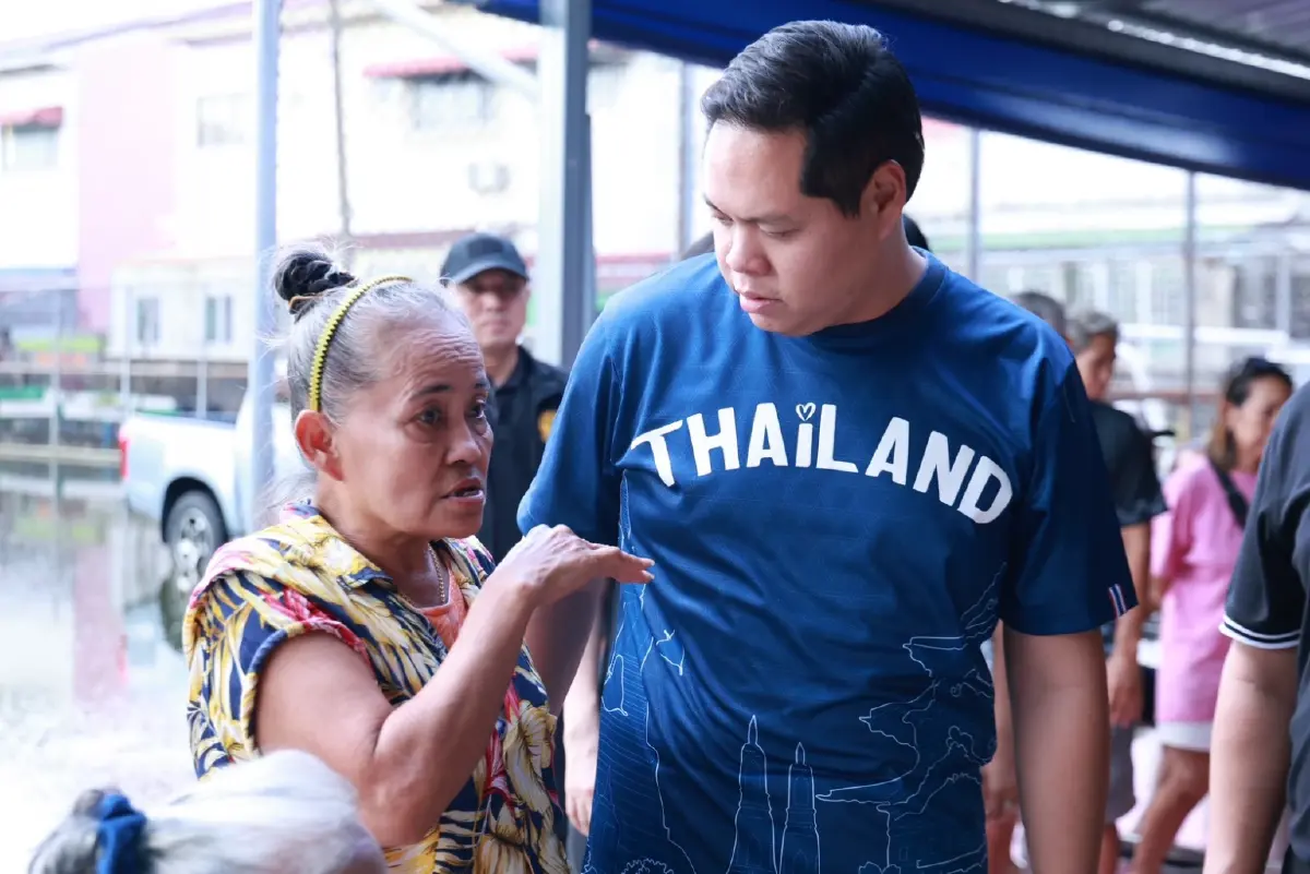  สรรเพชญส่งข้าว 2,000 กล่อง น้ำหมื่นขวด ช่วยน้ำท่วมสายไหม–บางบ่อ
