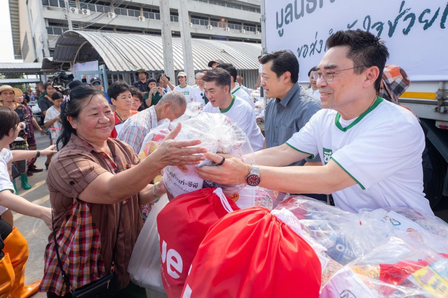 เครือซีพีระดมกำลังช่วยผู้ประสบภัยน้ำท่วม “ศุภชัย เจียรวนนท์” นำซีพีอาสาลงพื้นที่ ส่งต่อความห่วงใยถึงชุมชน