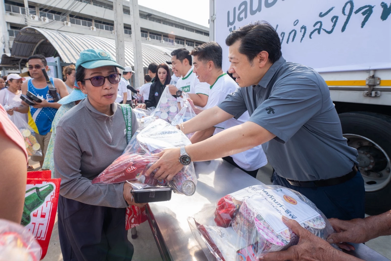 เครือซีพีระดมกำลังช่วยผู้ประสบภัยน้ำท่วม “ศุภชัย เจียรวนนท์” นำซีพีอาสาลงพื้นที่ ส่งต่อความห่วงใยถึงชุมชน