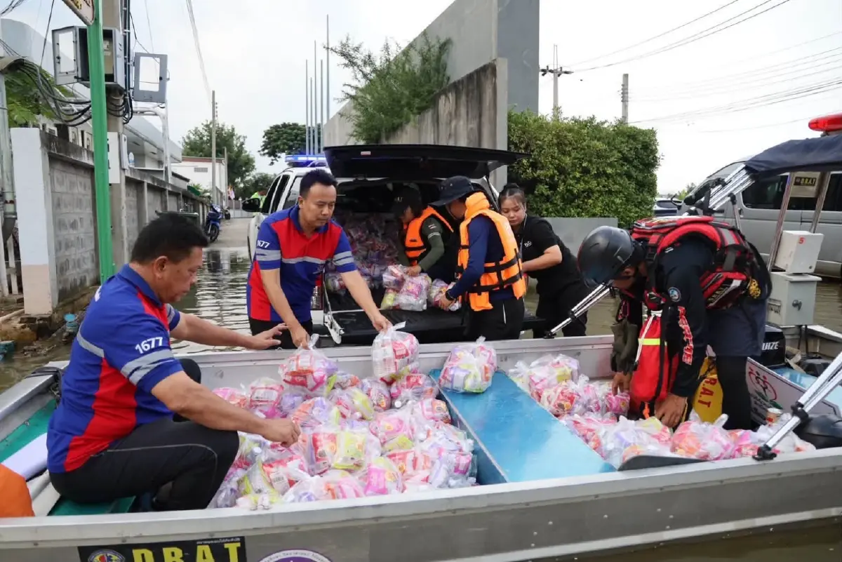 “ร่วมด้วยช่วยกัน” ส่งน้ำดื่ม-ขนมปัง 200 ชุด ช่วยน้ำท่วมเคหะร่มเกล้า