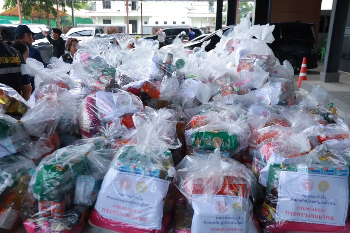 “สรรเพชญ” ลุยส่งต่อถุงยังชีพ 500 ชุด ช่วยน้ำท่วมธัญบุรี