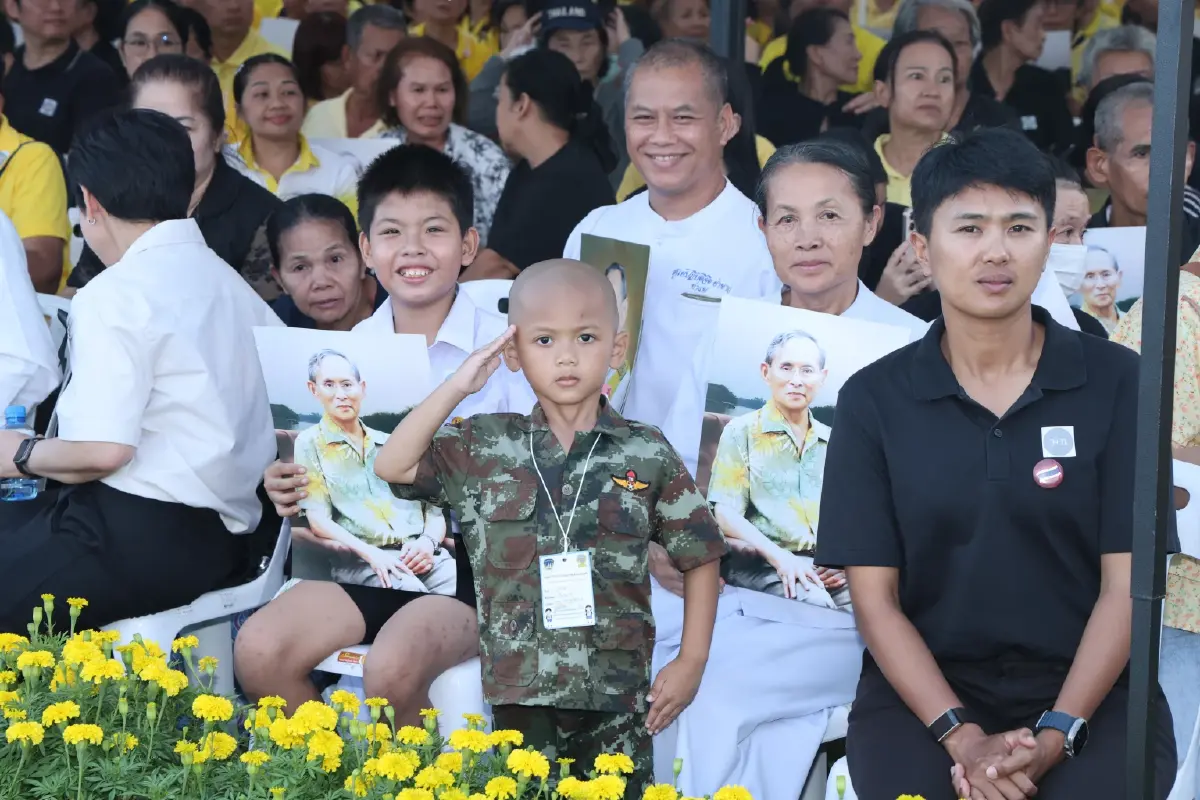 ในหลวง-พระราชินี เสด็จฯ ทรงวางพวงมาลา ถวายราชสักการะ เนื่องในวันนวมินทรมหาราช