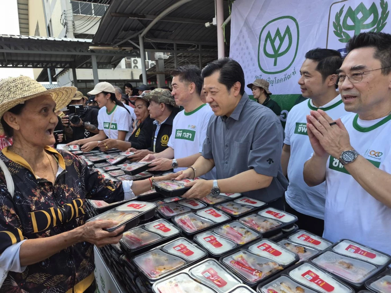 เครือซีพีระดมกำลังช่วยผู้ประสบภัยน้ำท่วม “ศุภชัย เจียรวนนท์” นำซีพีอาสาลงพื้นที่ ส่งต่อความห่วงใยถึงชุมชน