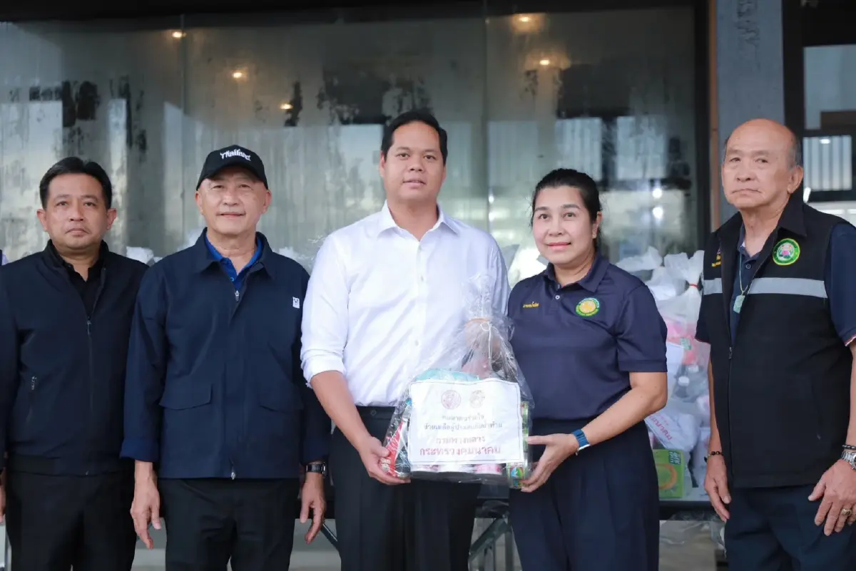 “สรรเพชญ” ลุยส่งต่อถุงยังชีพ 500 ชุด ช่วยน้ำท่วมธัญบุรี