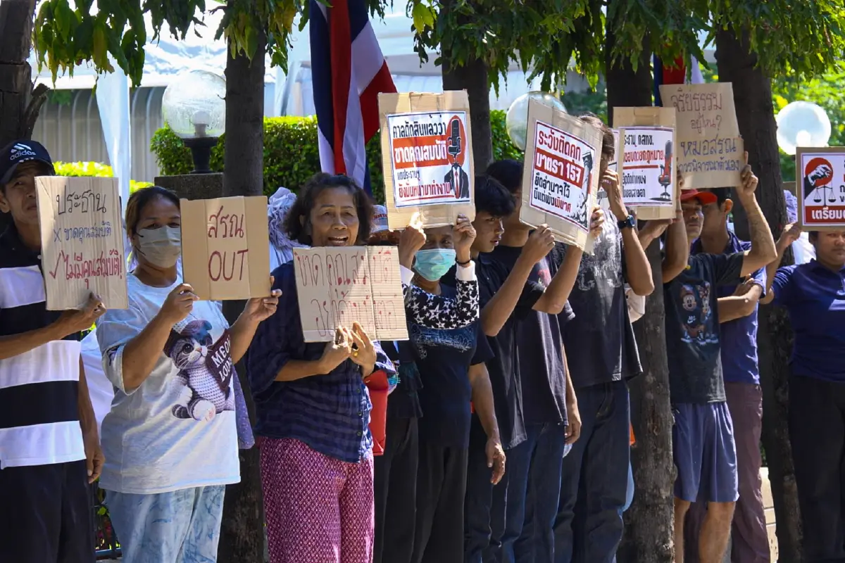 กสทช. เดือด! วันครบรอบ 15 ปี มวลชนชูป้ายไล่ “หมอสรณ” ปมเก้าอี้ประธานร้อน