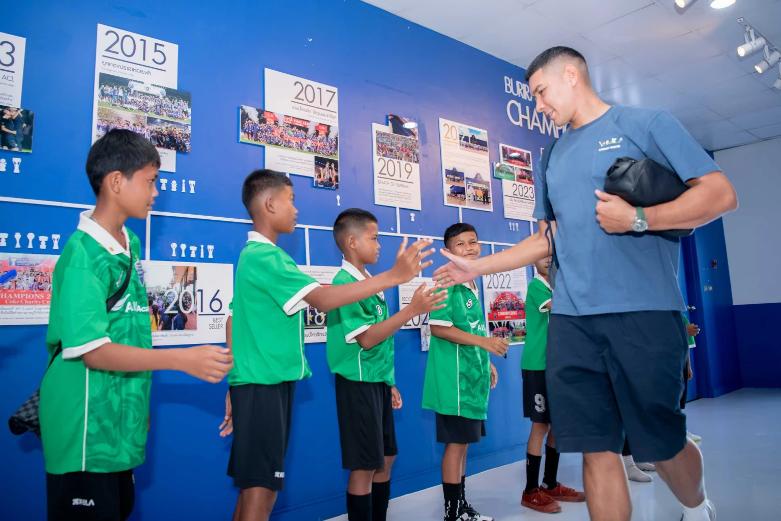 AIS Sport Academy จับมือ บุรีรัมย์ ยูไนเต็ด-ตชด.ภาค 2 จัด "THUNDER DREAM" ปลุกพลังฝันฟุตบอลเยาวชนไทย