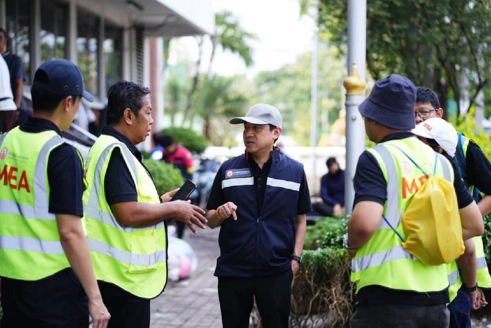 ช่างไฟจิตอาสา MEA ลุยร่มเกล้า ฟื้นระบบไฟหลังน้ำลด พร้อมให้บริการประชาชน