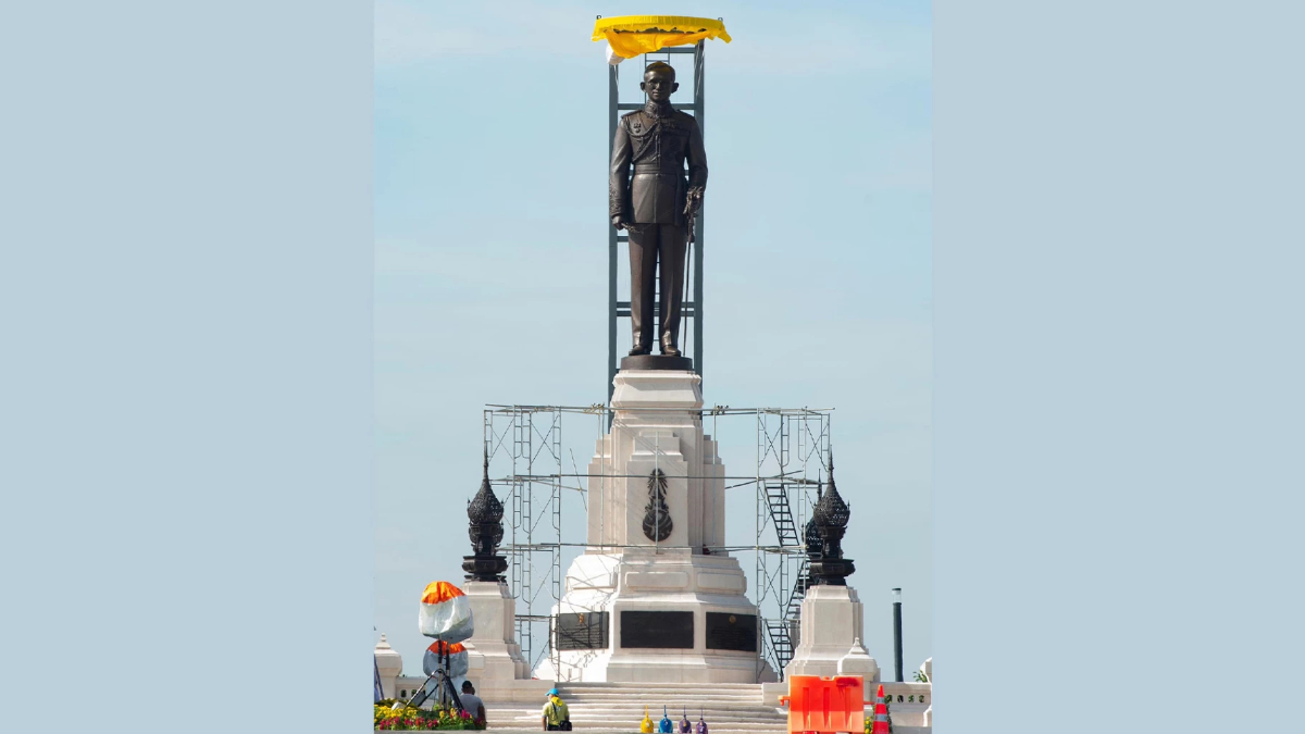 นายกฯชวนคนไทยเข้าเฝ้าฯ ในหลวง พระราชินี ทรงเปิดพระบรมราชานุสาวรีย์ ร.9 นายกฯชวนคนไทยเข้าเฝ้าฯ ในหลวง พระราชินี ทรงเปิดพระบรมราชานุสาวรีย์ ร.9