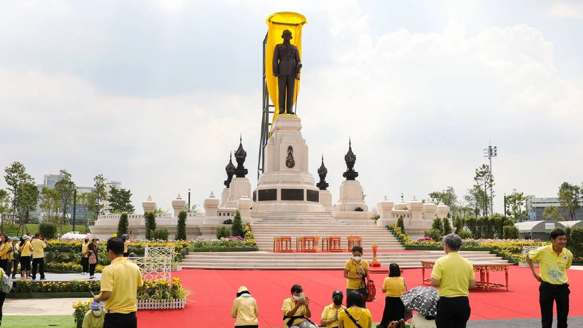 พสกนิกรฯ เฝ้ารับเสด็จฯ ในหลวง พระราชินี ทรงเปิด พระบรมราชานุสาวรีย์ ร.9 พสกนิกรฯ เฝ้ารับเสด็จฯ ในหลวง พระราชินี ทรงเปิด พระบรมราชานุสาวรีย์ ร.9