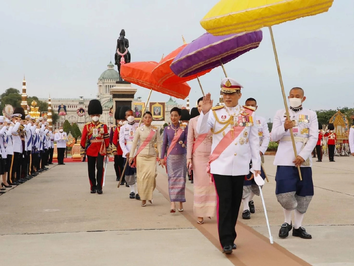 ในหลวง พระราชินี เสด็จลานพระรูปทรงม้า ทรงวางพวงมาลาวันปิยมหาราช 2565 ในหลวง พระราชินี เสด็จลานพระรูปทรงม้า ทรงวางพวงมาลาวันปิยมหาราช 2565