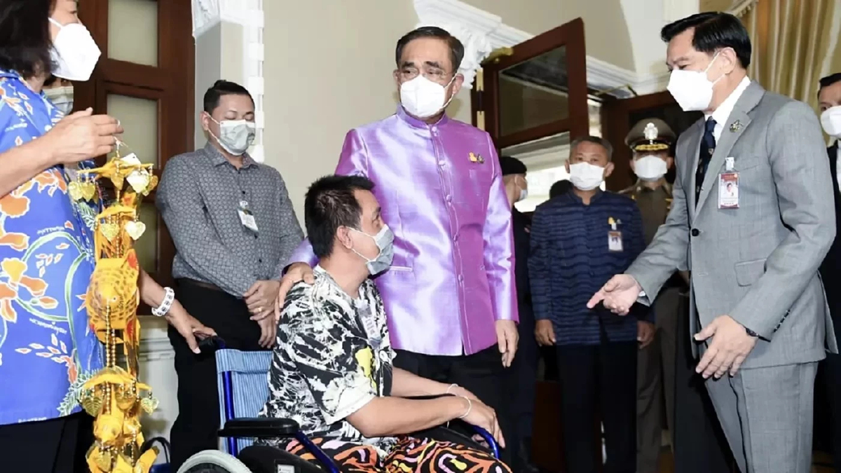 รวมไทยสร้างชาติ เชิญพลเอกประยุทธ์ ร่วมพรรคหลังเอเปค รวมไทยสร้างชาติ เชิญพลเอกประยุทธ์ ร่วมพรรคหลังเอเปค