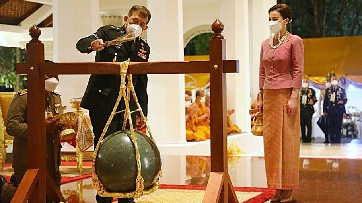 ในหลวง-พระราชินี เสด็จฯ ไปทรงตัดหวายลูกนิมิตอุโบสถ ณ วัดป่านานาชาติ ในหลวง-พระราชินี เสด็จฯ ไปทรงตัดหวายลูกนิมิตอุโบสถ ณ วัดป่านานาชาติ