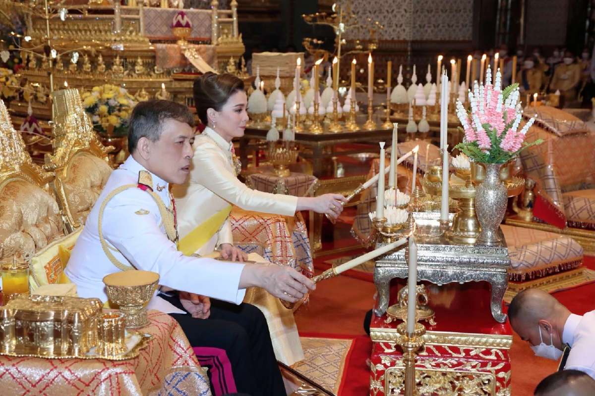 ในหลวง พระราชินี ทรงบำเพ็ญพระราชกุศล เนื่องในวันคล้ายวันพระบรมราชสมภพ ร.9 ในหลวง พระราชินี ทรงบำเพ็ญพระราชกุศล เนื่องในวันคล้ายวันพระบรมราชสมภพ ร.9
