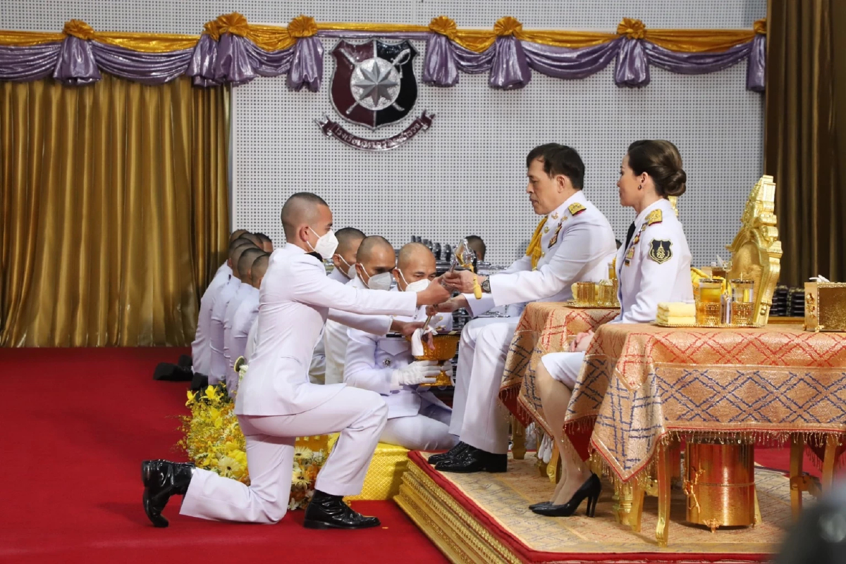 ในหลวง พระราชินี พระราชทานกระบี่ ผู้สำเร็จการศึกษาโรงเรียนนายร้อยตำรวจ ในหลวง พระราชินี พระราชทานกระบี่ ผู้สำเร็จการศึกษาโรงเรียนนายร้อยตำรวจ
