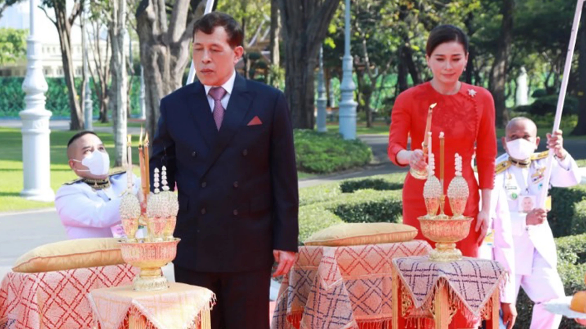 ในหลวง-พระราชินี ทรงประกอบพิธีสังเวยพระป้ายตรุษจีน 2566 ในหลวง-พระราชินี ทรงประกอบพิธีสังเวยพระป้ายตรุษจีน 2566