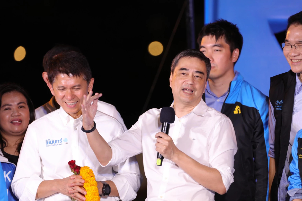 เลือกตั้ง66:“อภิสิทธิ์”ร่วมเวทีปราศรัยครั้งแรกบนรถโชว์โพลิซี ปชป. เลือกตั้ง66:“อภิสิทธิ์”ร่วมเวทีปราศรัยครั้งแรกบนรถโชว์โพลิซี ปชป.