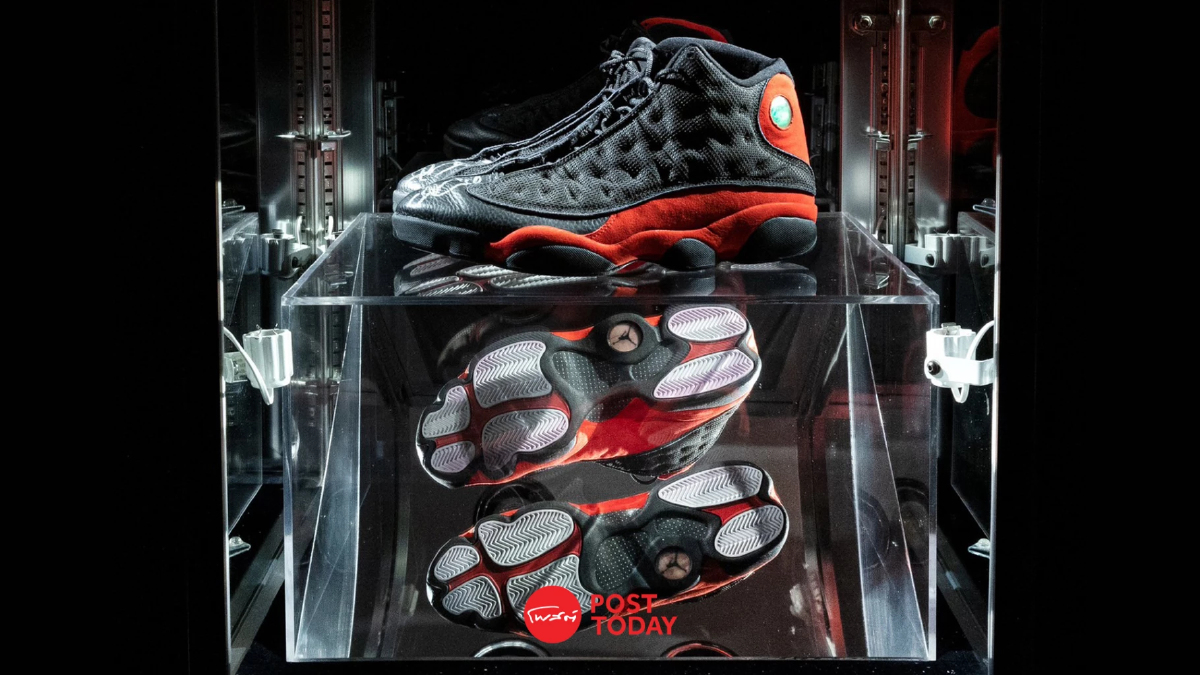 ประมูลรองเท้าผ้าใบ Michael Jordan สูงแตะ 75 ล้านบาท ประมูลรองเท้าผ้าใบ Michael Jordan สูงแตะ 75 ล้านบาท