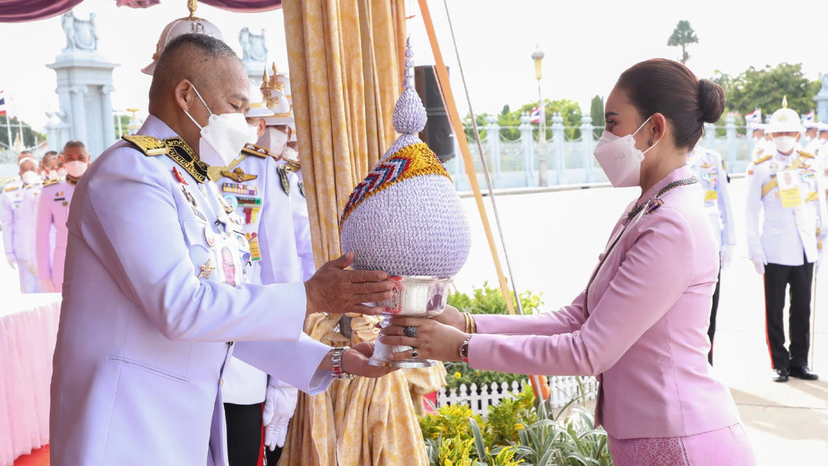 โปรดเกล้าฯ ราชเลขาฯออกรับเครื่องราชสักการะ ถวายพระพรชัยมงคลพระบรมราชินี โปรดเกล้าฯ ราชเลขาฯออกรับเครื่องราชสักการะ ถวายพระพรชัยมงคลพระบรมราชินี