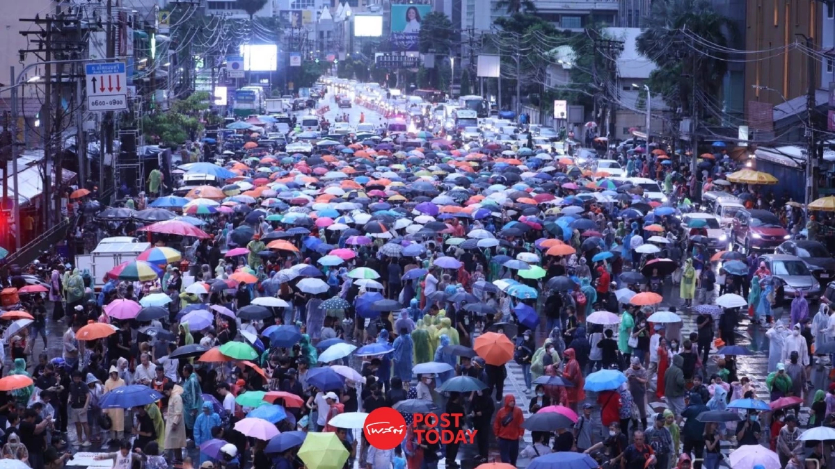 บรรยากาศการชุมนุม “ม็อบพร้อม” ที่สี่แยกอโศก ท่ามกลางสายฝน บรรยากาศการชุมนุม “ม็อบพร้อม” ที่สี่แยกอโศก ท่ามกลางสายฝน
