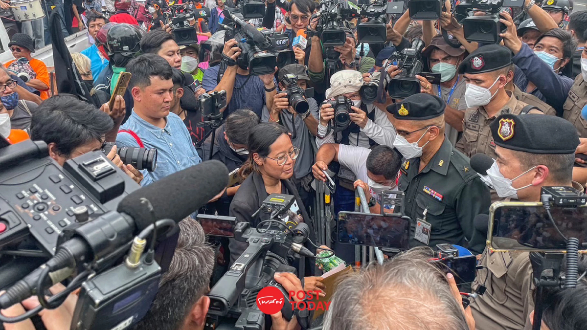 คาร์ม็อบ ยื่นใบลาออก ให้ ส.ว.ผู้นำเหล่าทัพ เหตุรับภาษีประชาชนทับซ้อน คาร์ม็อบ ยื่นใบลาออก ให้ ส.ว.ผู้นำเหล่าทัพ เหตุรับภาษีประชาชนทับซ้อน