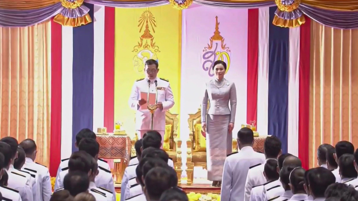 ในหลวง พระราชินี เสด็จพระราชดำเนินทรงเปิดประชุมรัฐสภา ในหลวง พระราชินี เสด็จพระราชดำเนินทรงเปิดประชุมรัฐสภา