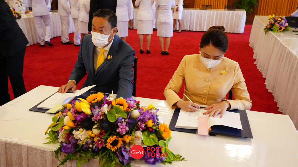 "เศรษฐา-แพทองธาร" นำทีมเพื่อไทย ลงนามถวายพระพร "เศรษฐา-แพทองธาร" นำทีมเพื่อไทย ลงนามถวายพระพร