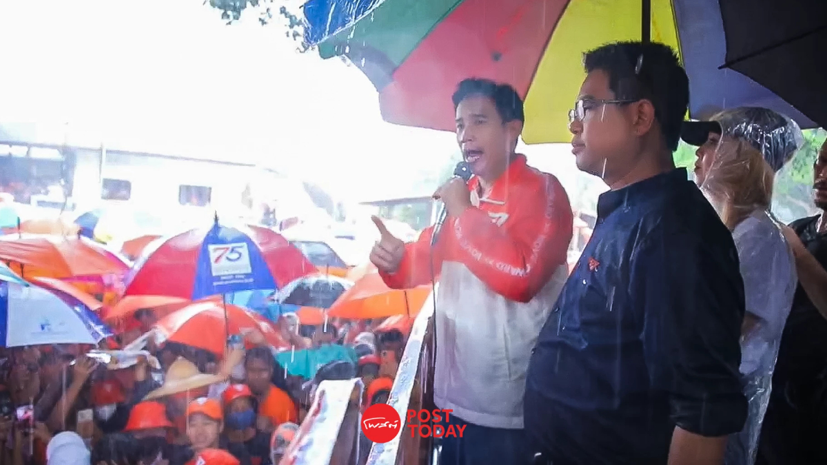 “พิธา” ปราศรัยกลางสายฝน ปลุกคนระยองไปเลือกตั้งซ่อม “พิธา” ปราศรัยกลางสายฝน ปลุกคนระยองไปเลือกตั้งซ่อม