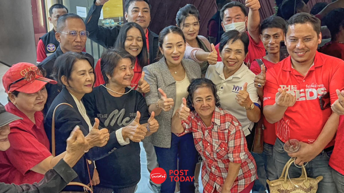 แพทองธาร ยิ้มหวานแจกลายเซ็นต์ ดีใจมี คนเสื้อแดง เข้าใจสถานการณ์เพื่อไทย แพทองธาร ยิ้มหวานแจกลายเซ็นต์ ดีใจมี คนเสื้อแดง เข้าใจสถานการณ์เพื่อไทย