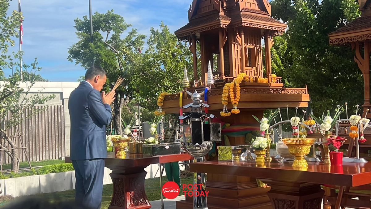 นายกสักการะสิ่งศักดิ์สิทธิ์ก่อนแถลงนโยบาย นายกสักการะสิ่งศักดิ์สิทธิ์ก่อนแถลงนโยบาย