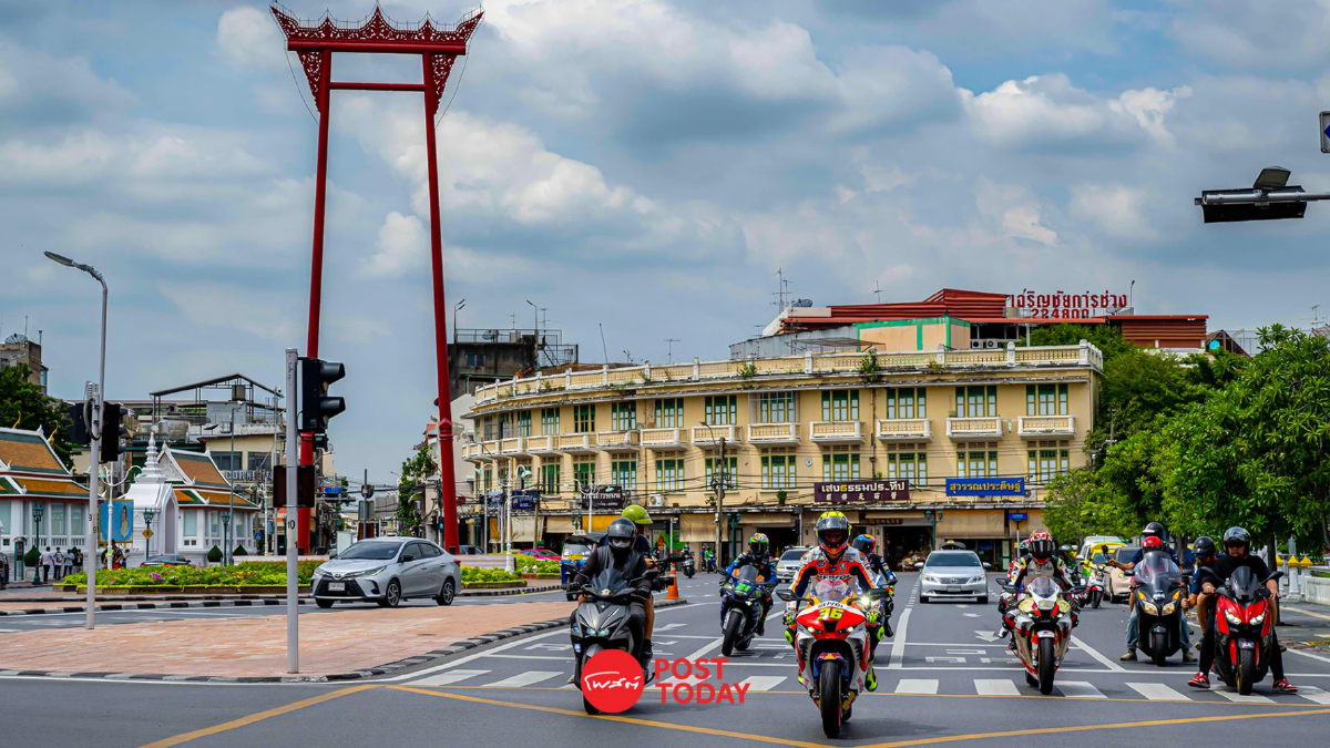 นักบิด MotoGP ร่วมโปรโมทการแข่งขัน ขี่รถรอบเกาะรัตนโกสินทร์-ทำผัดไทยโชว์ นักบิด MotoGP ร่วมโปรโมทการแข่งขัน ขี่รถรอบเกาะรัตนโกสินทร์-ทำผัดไทยโชว์
