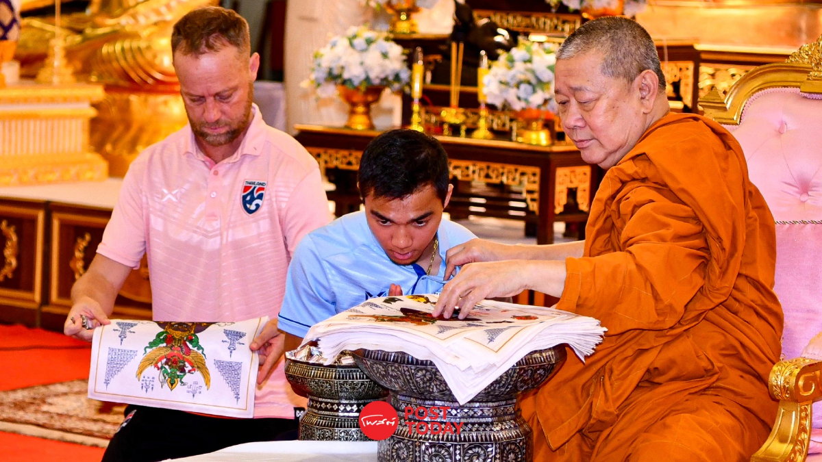 ทีมชาติไทย กราบนมัสการ เจ้าคุณธงชัย เอาฤกษ์เอาชัยก่อนคัดบอลโลก ทีมชาติไทย กราบนมัสการ เจ้าคุณธงชัย เอาฤกษ์เอาชัยก่อนคัดบอลโลก